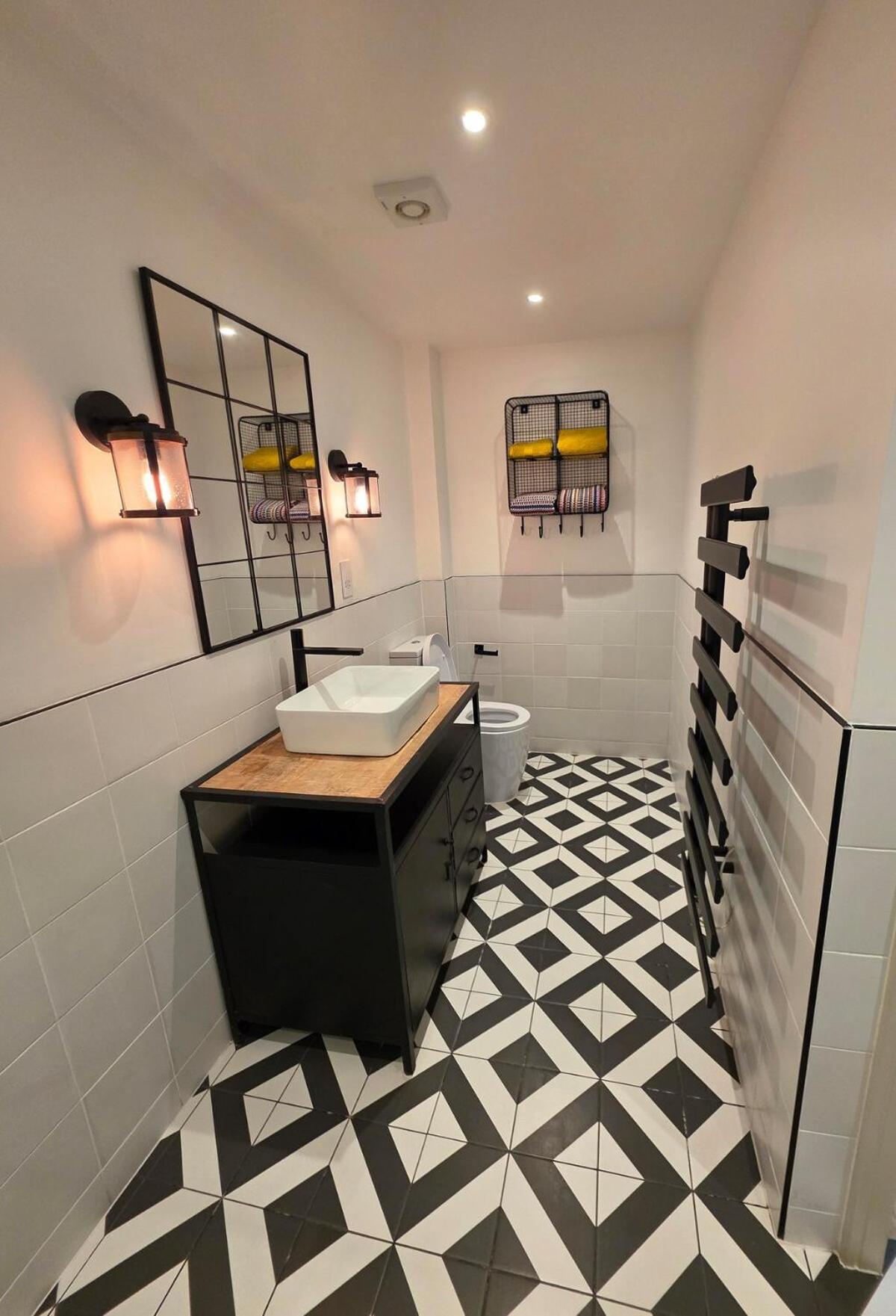 Chic 2 Bedroom Modern Cave House Сasa de vacaciones